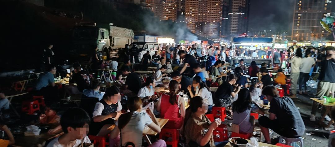 南宁网红夜市喧嚣背后：一天清理两大车垃圾，摊主清早赶来“占位”