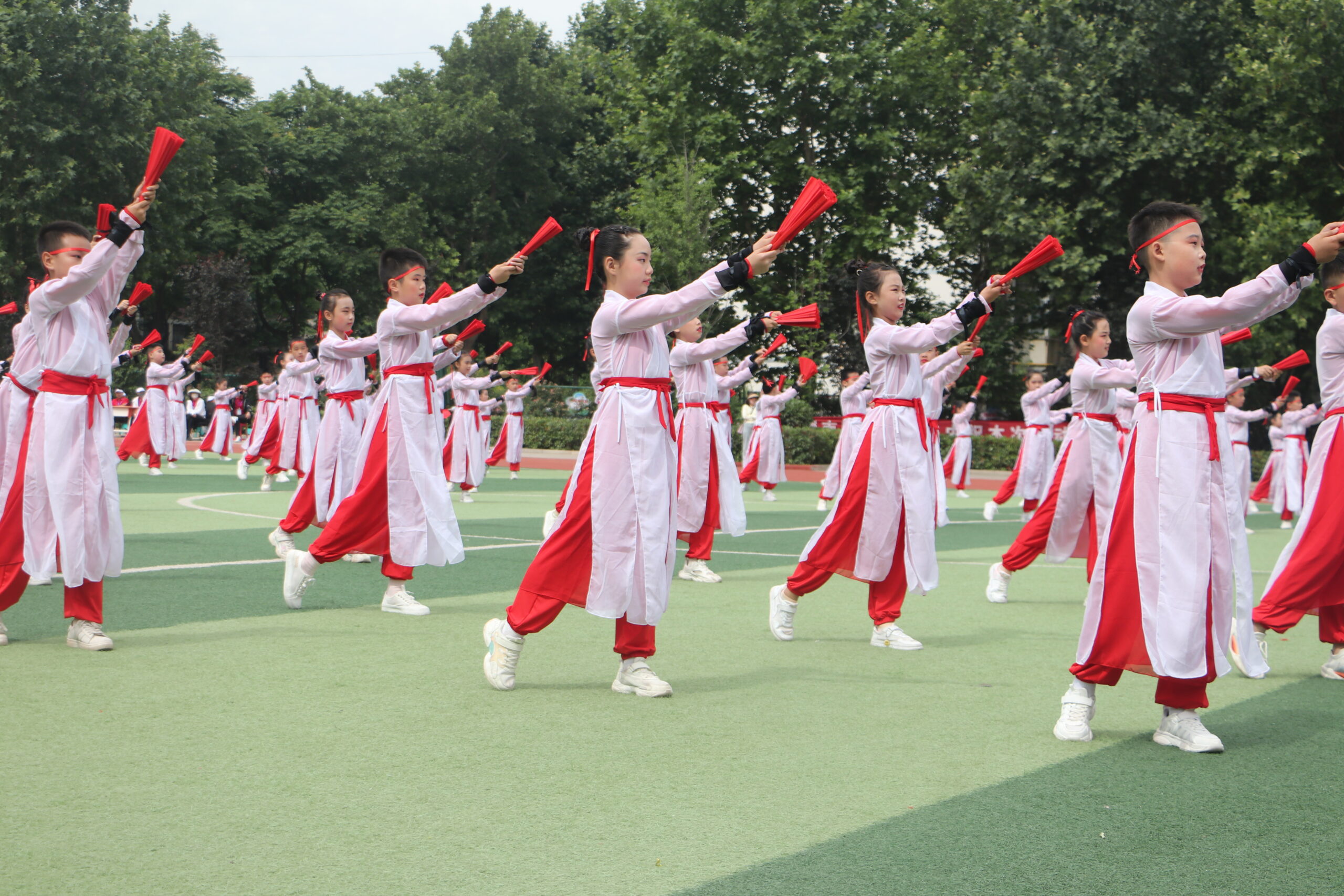 渭南高新小学参加全区第十届中小学生春季田径运动会开幕式
