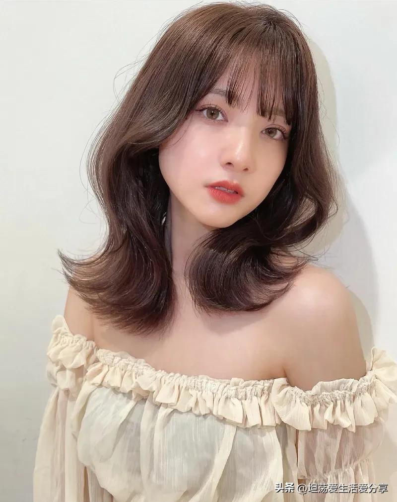 两边翘起来的发型有氛围感,散发发型既简单又俏皮