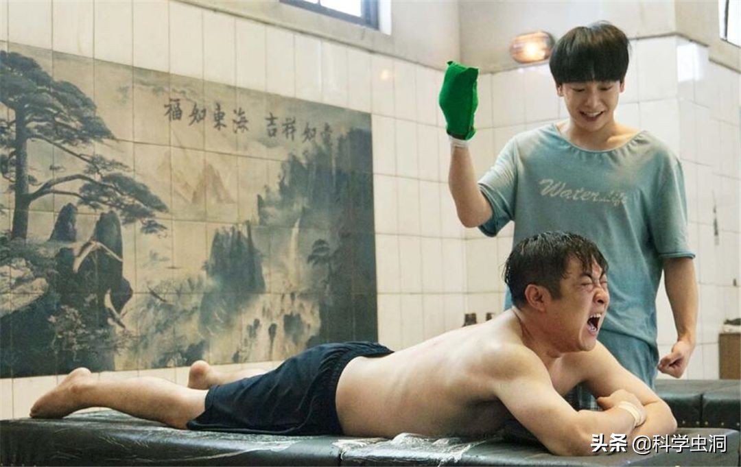 洗澡搓下来的黑泥到底是什么？显微镜放大100倍，画面不忍直视