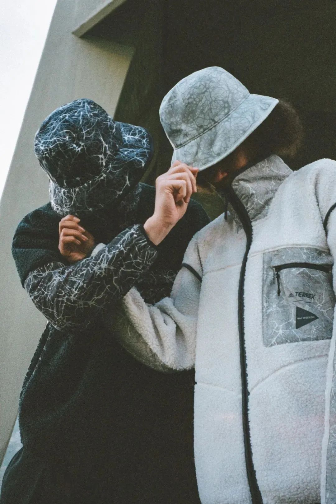 tnf羽绒服是什么档次的,别再穿烂大街的白t恤了