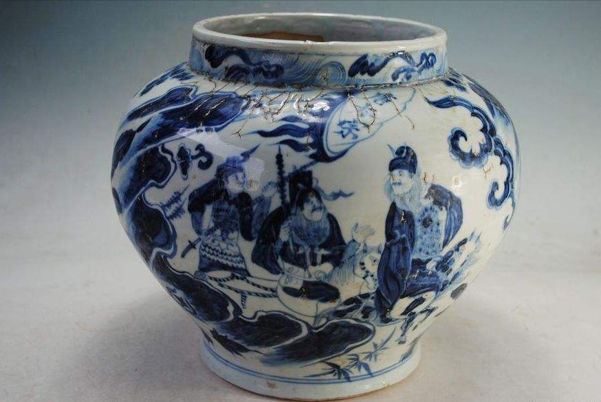 广西挖骨灰坛,工人挖出骨灰缸