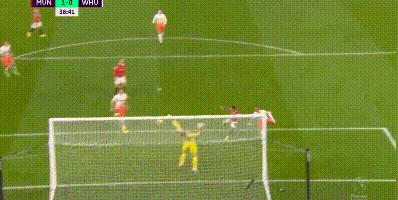 c罗曼联反攻冲刺空位却未接到球,c罗年轻曼联1v4突破禁区