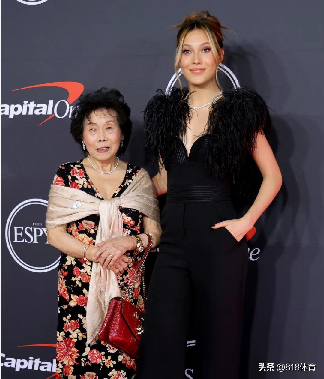 孝顺!谷爱凌美国体坛奥斯卡获奖,致谢86岁奶奶和母亲,秀一波中文