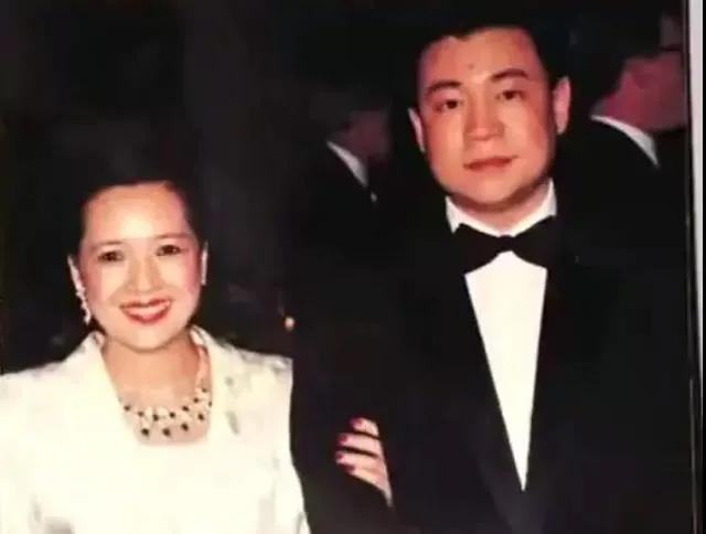 报应来了？抛弃李嘉欣、伤害关之琳后，刘銮雄快被吕丽君逼疯了