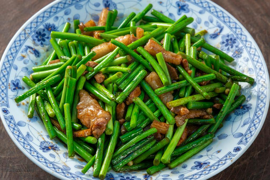 炒蒜苔时不要直接下锅炒,炒蒜苔学会这个技巧好吃又入味