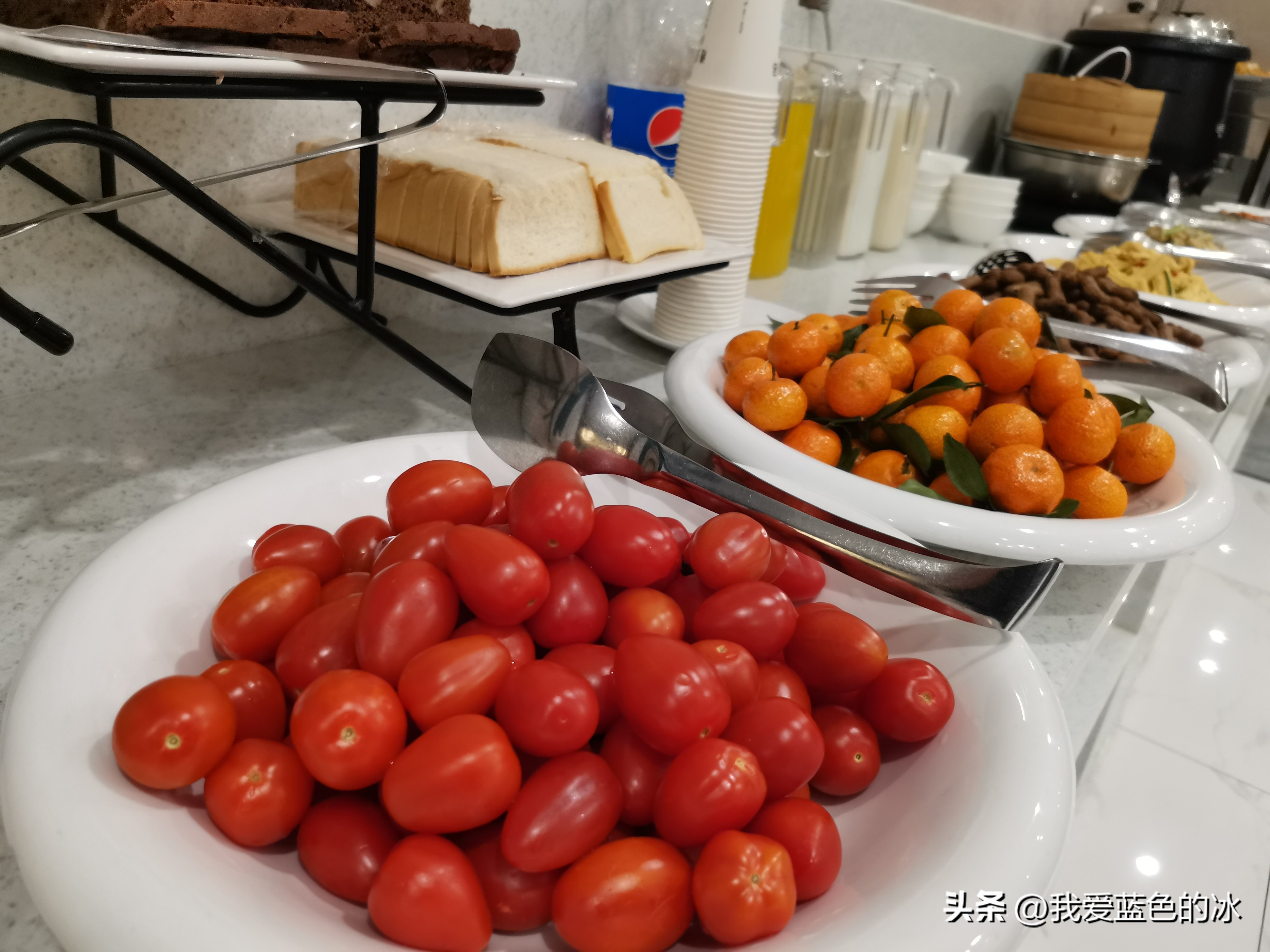 在遵义的第二天早餐，有多少人认识这个罐子里的绿色渣渣是什么？