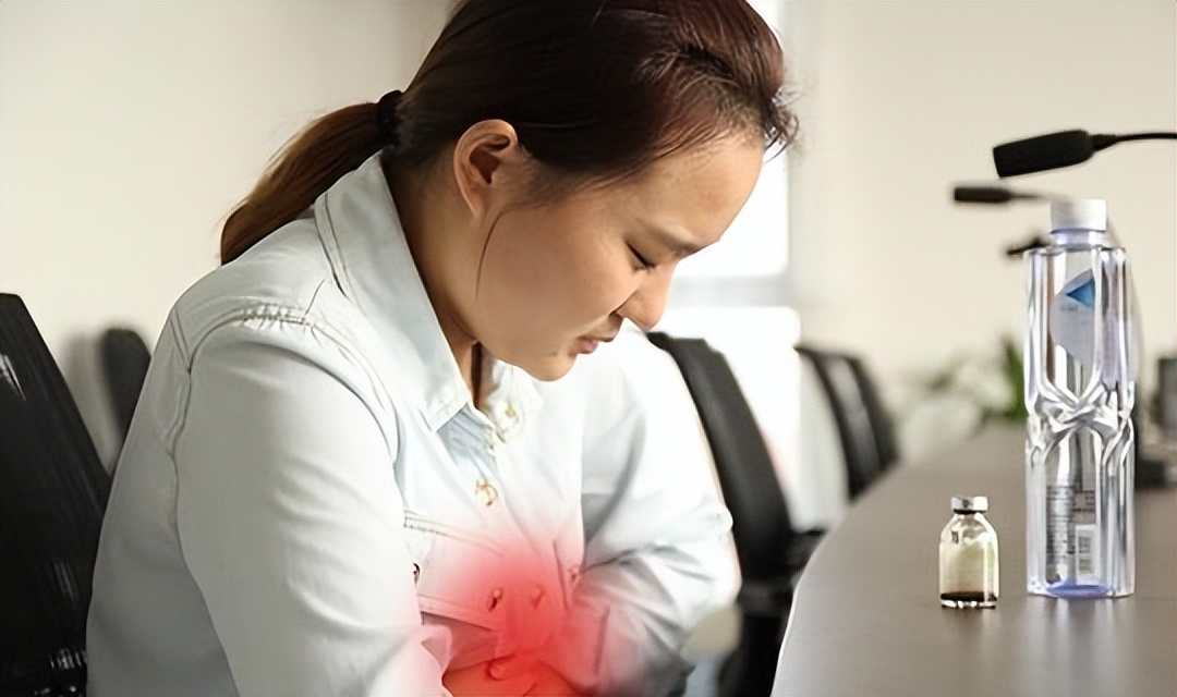 女性经期排出来的血块是什么原因,中年女性大姨妈来有血块怎么回事