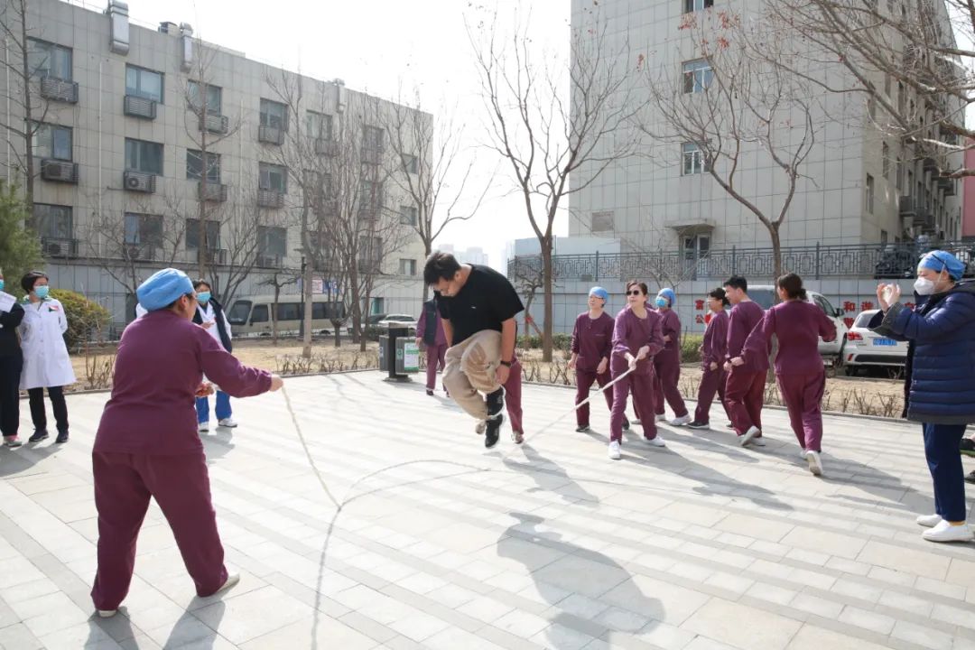 踢毽子跳绳比赛总结,跳绳接力比赛完整视频