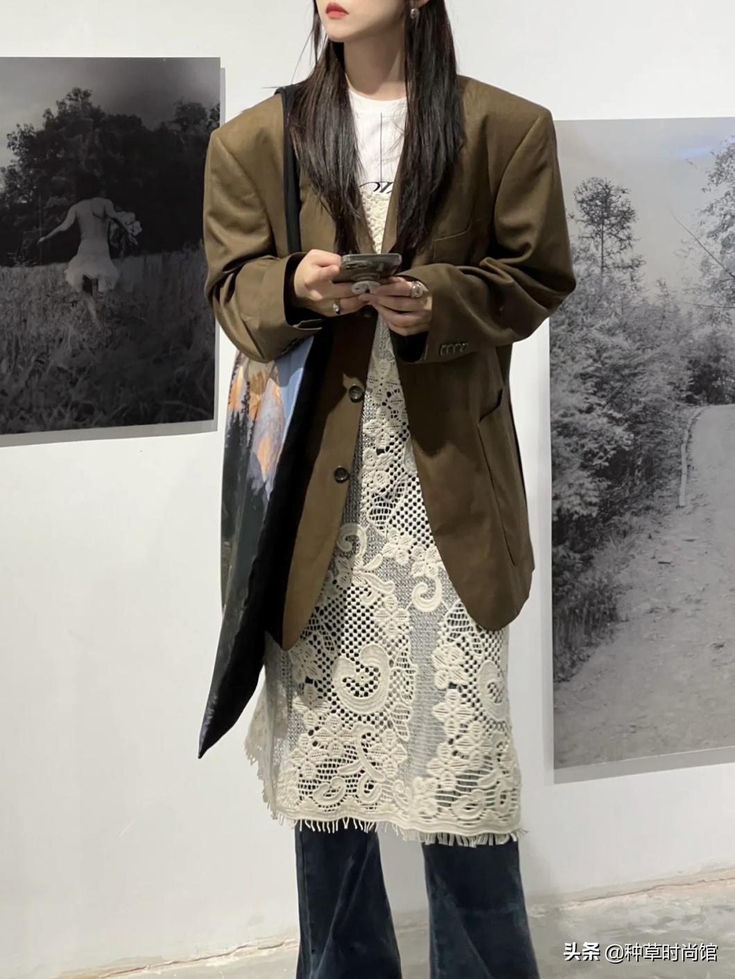 今年流行穿什么裤子和裙子,今年流行裙子配什么裤子