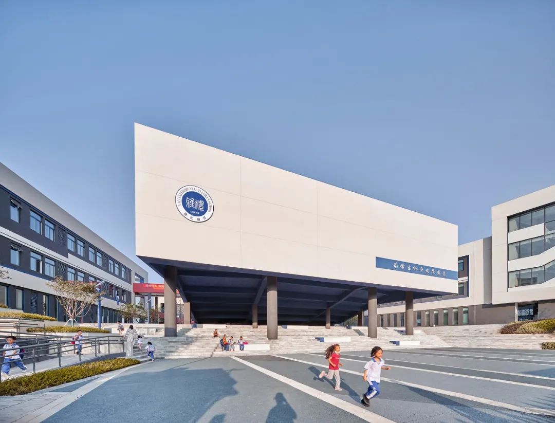 九年一贯制学校设计,阶梯式学校效果图