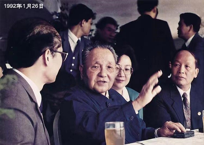 尤太忠看望*小平邓**,邓递来一支劣质香烟,尤:这烟不能抽,伤肺