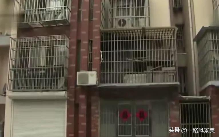 缇庡コ鐩存挱琚敺鐢熷埛绀肩墿,缇庡コ鐩存挱鏀跺埌宸ㄦ绀肩墿