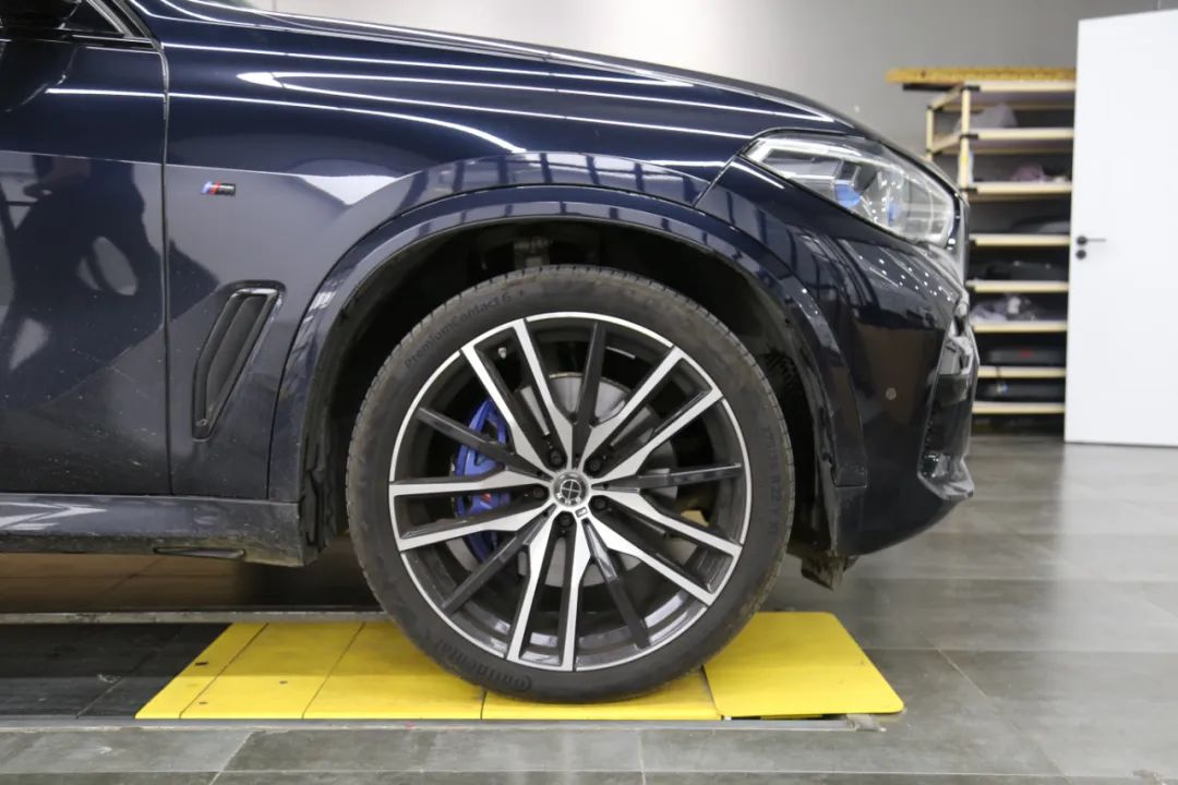 宝马x5拆刹车盘视频,宝马x5红色卡钳和蓝色卡钳的区别