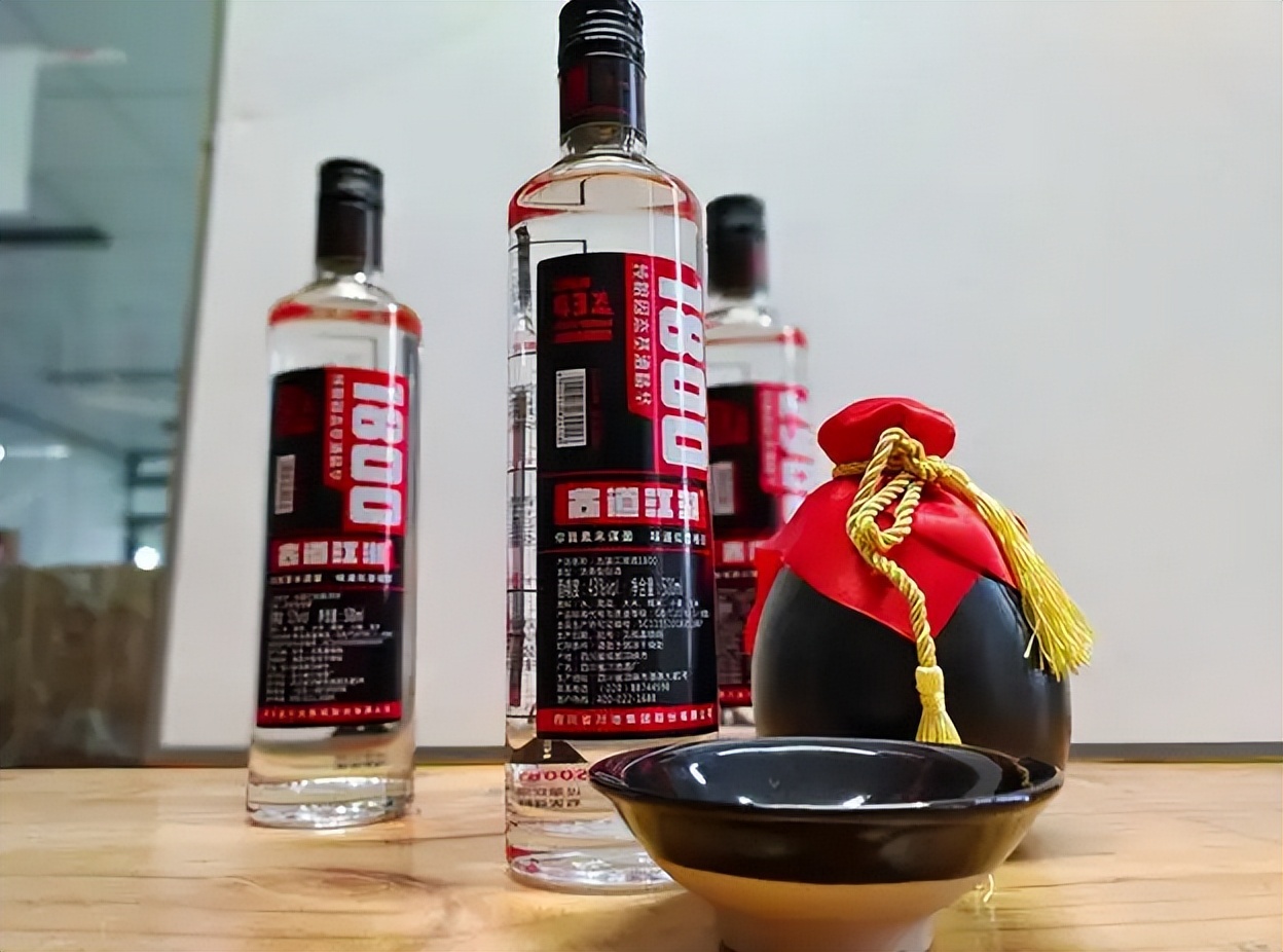 提醒中年人，散装酒少喝，这三种酒，全是便宜的粮食酒，建议尝尝