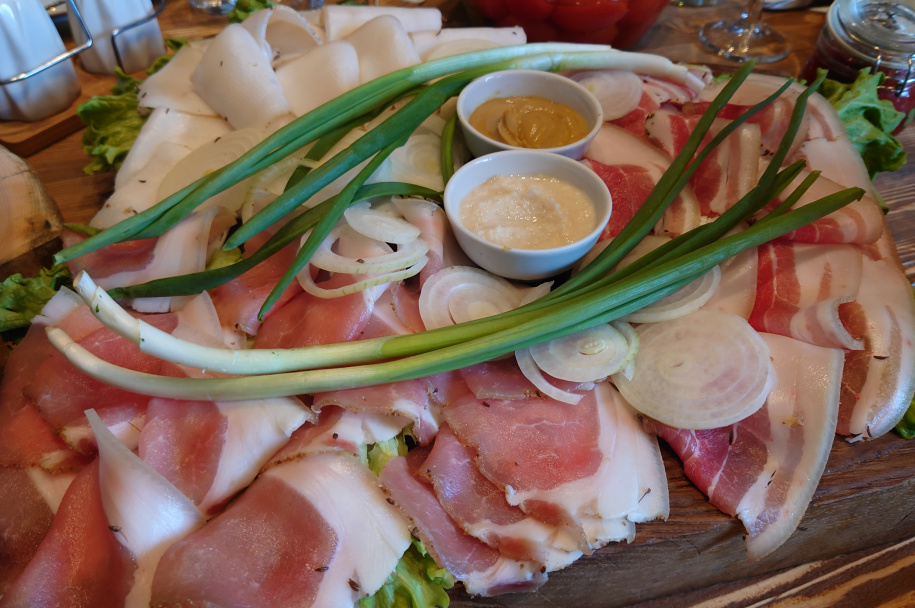 东北小伙吃俄罗斯生猪肉,生吃俄罗斯肥肉