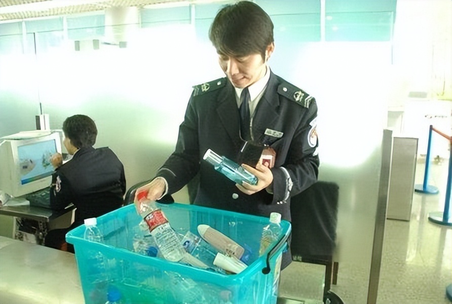 飞机上的秘密飞行员,空姐揭露飞机上的秘密