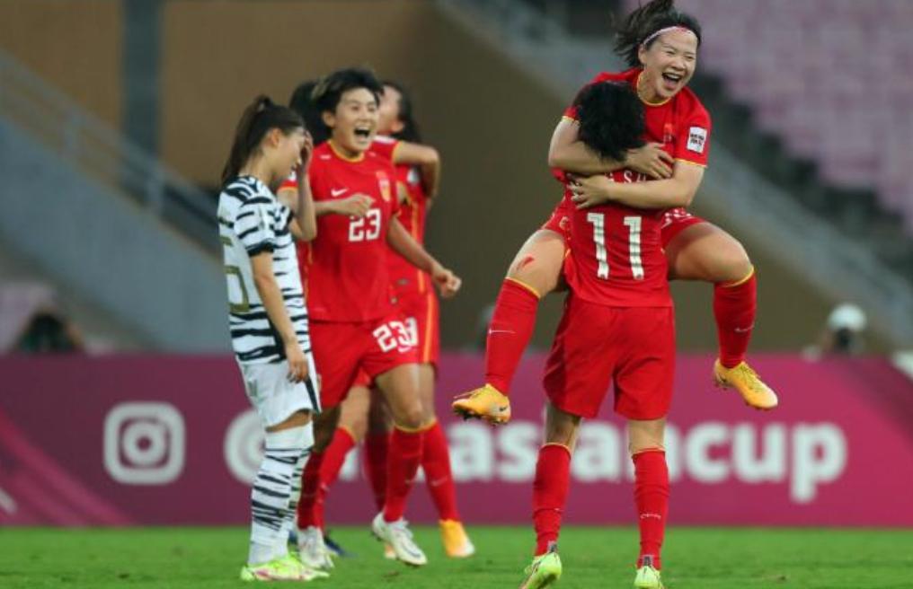 安徽一老师“嘲讽”男足，自创标语在校园里*放播**，评论区两极分化