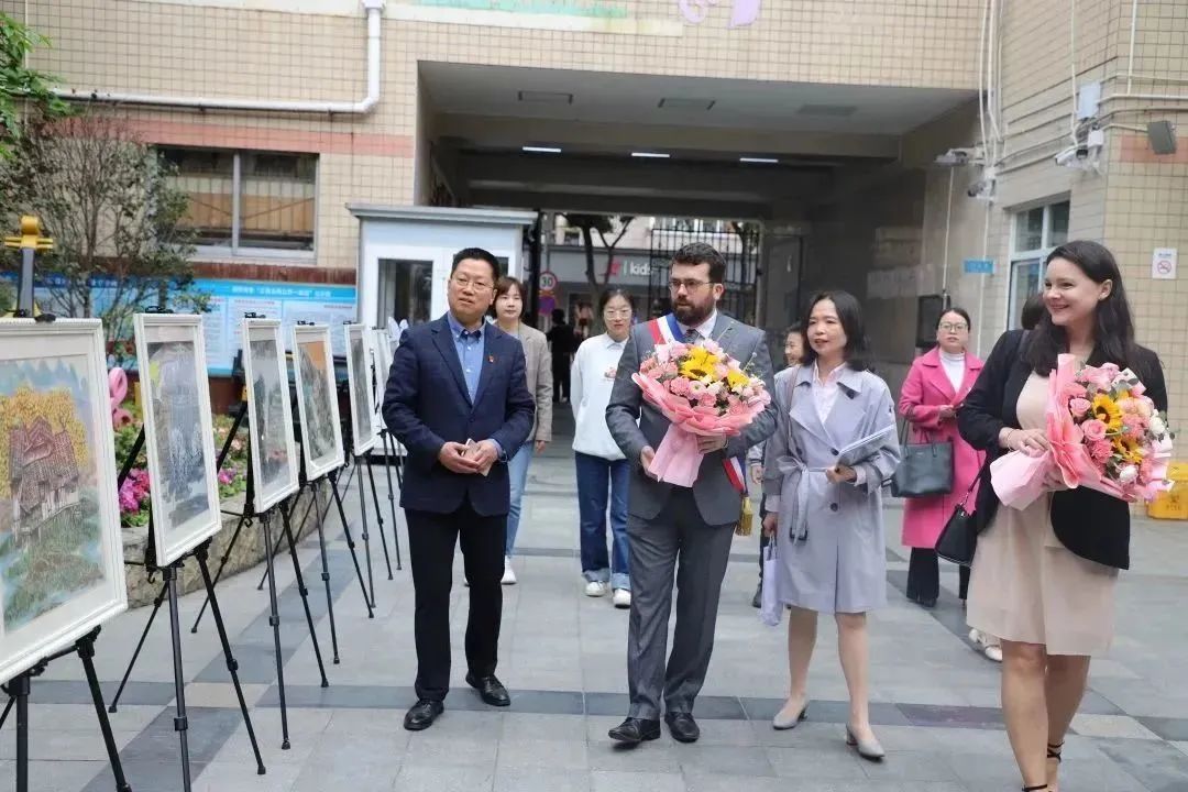 法国欧坦市市长一行来渝交流考察,法国欧坦市市长访问学校