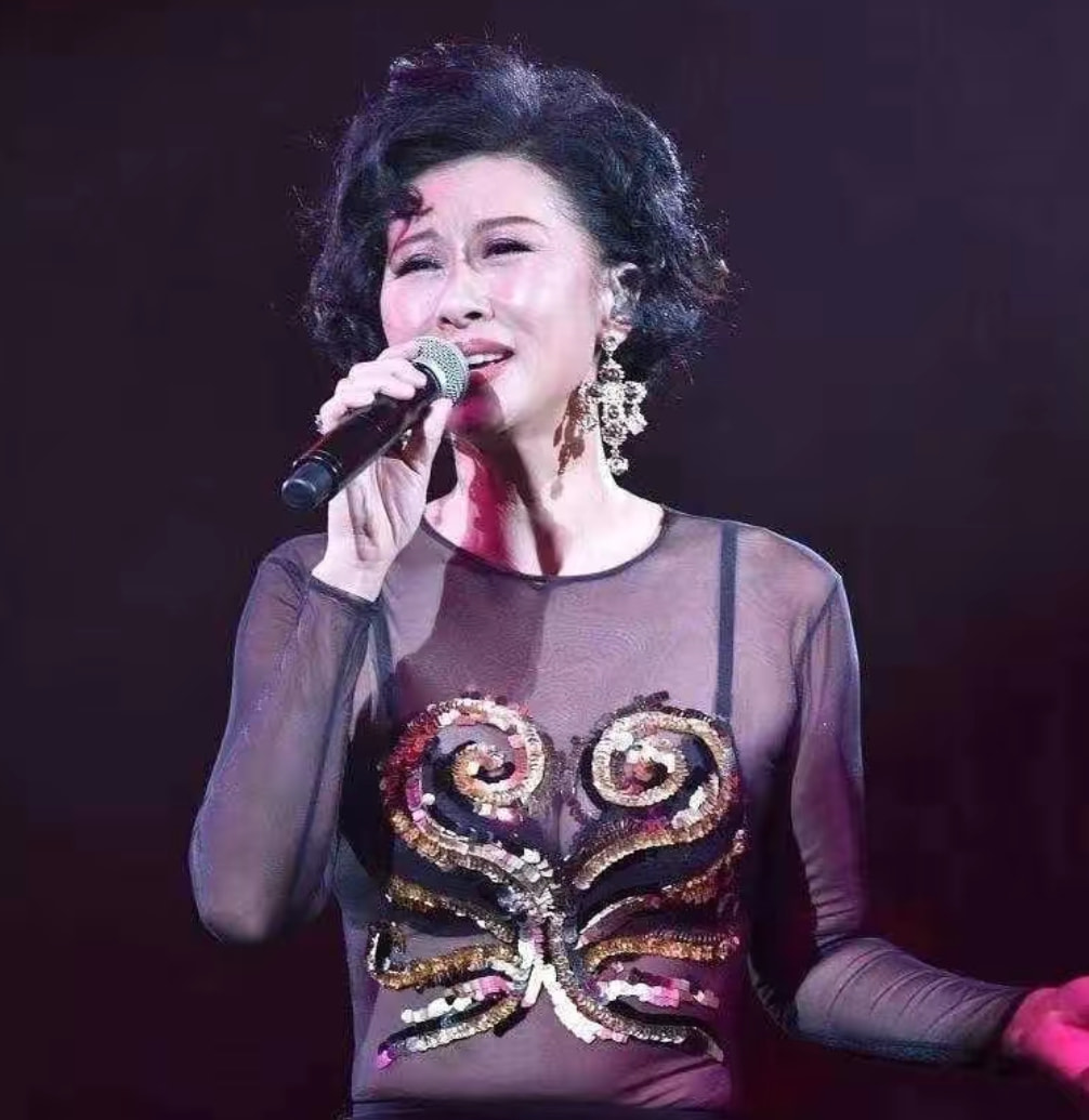 喝利尿剂，洗肠瘦小腹，整骨十次，女明星为了变美简直不要太狠