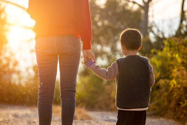 小孩给妈妈用一元买了戒指,孩子给妈妈小卖部买戒指