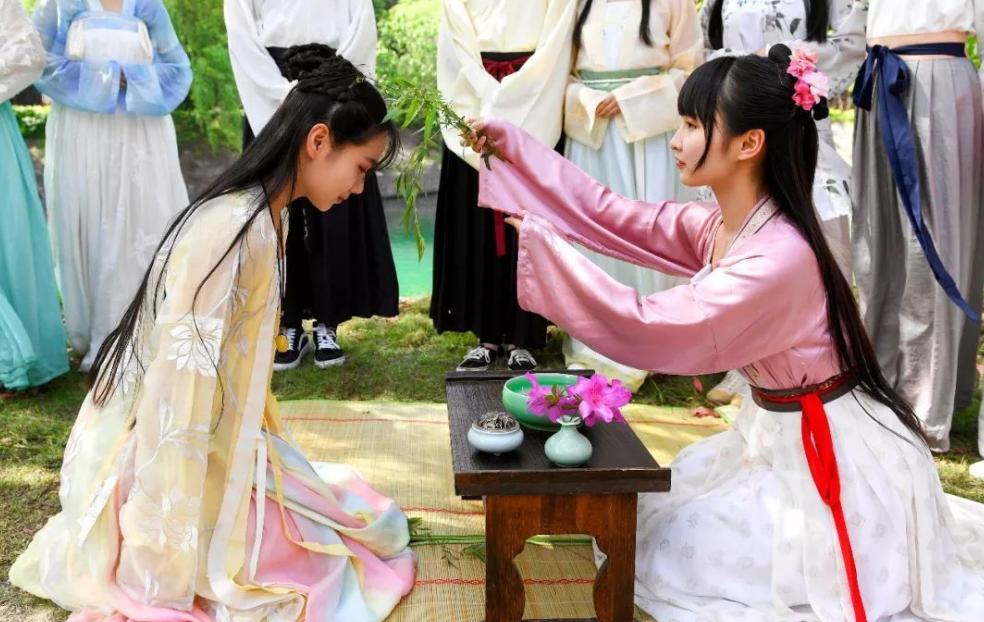 清明节是一个特别有趣的节日,清明节是一个富有特色的节日