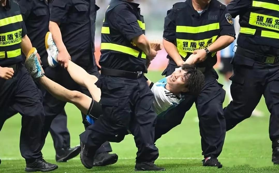 冲进球场拥抱梅西全过程,球迷冲进球场拥抱梅西后续原视频