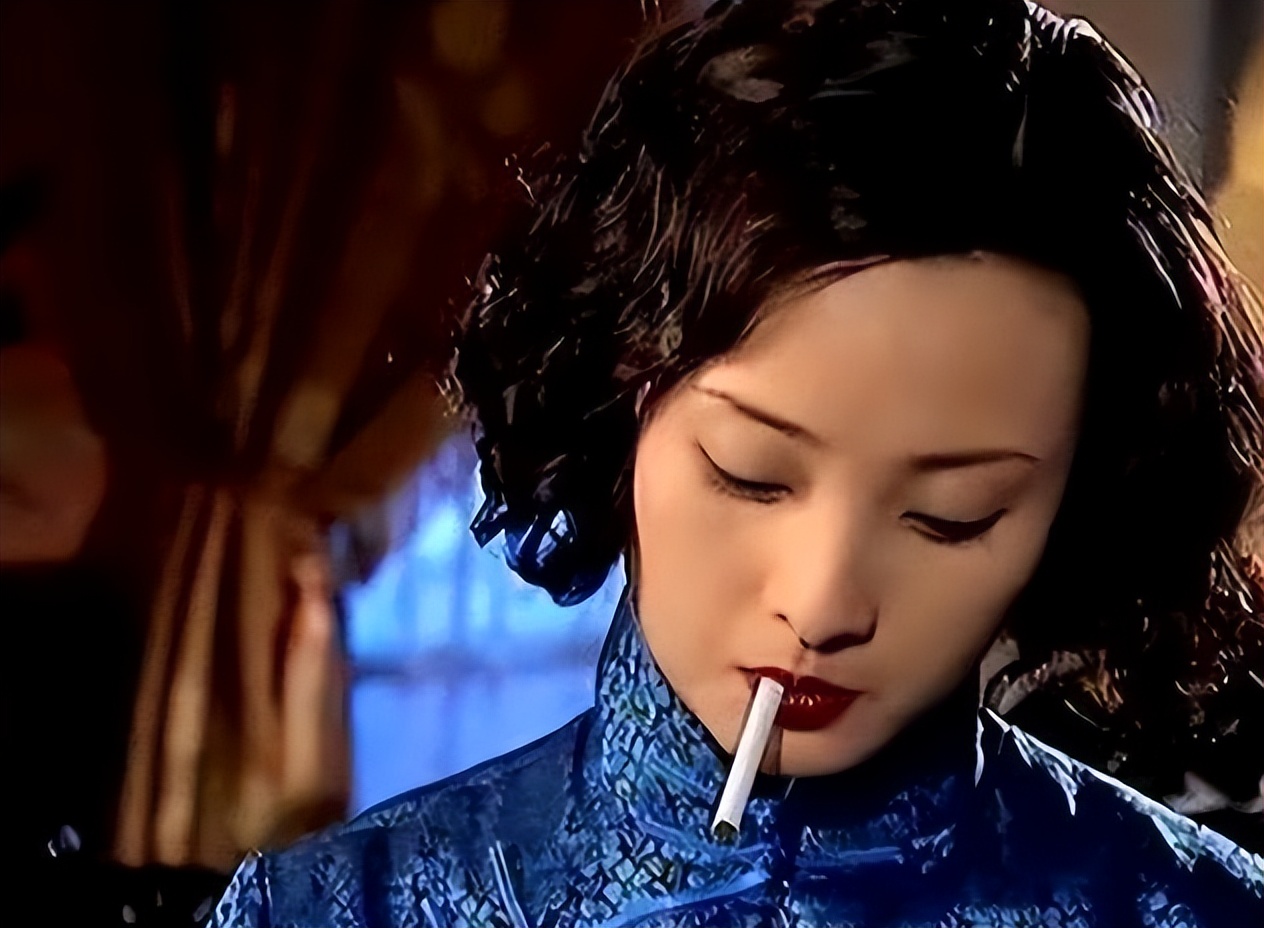 刘嘉玲关晓彤同框,穿旗袍大秀窈窕好身材