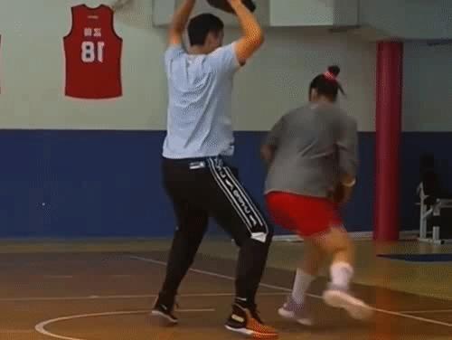 韩旭世界篮球最高殿堂定妆照，李月汝和男友甜蜜训练挥汗如雨