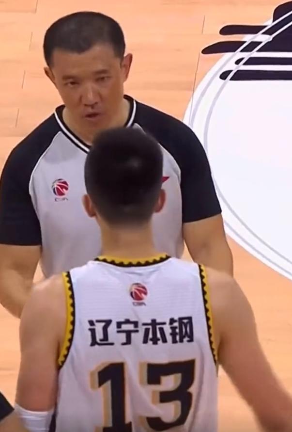 屡教不改！苏伟飞腿绊倒郭艾伦，还废郭士强爱将，广东3冠王太狠