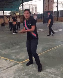 78个真实有趣的照片：山顶的足球场，老树与佛像，老司机脸部皮肤