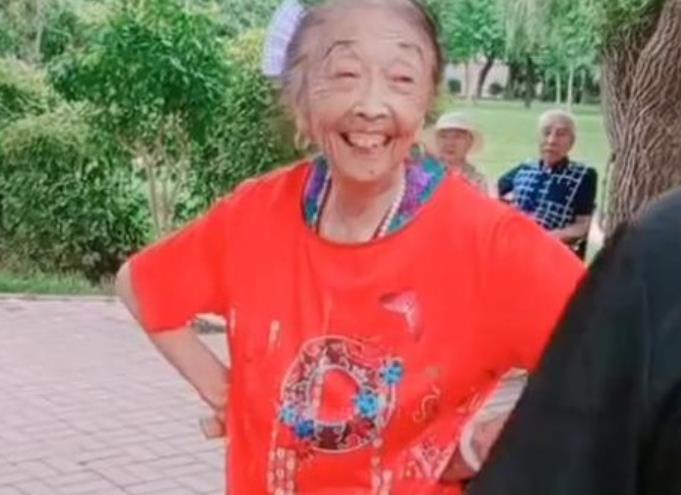 李玉成遭嘲吃软饭，85岁妻子马玉琴与陌生男子跳舞，被指心真大