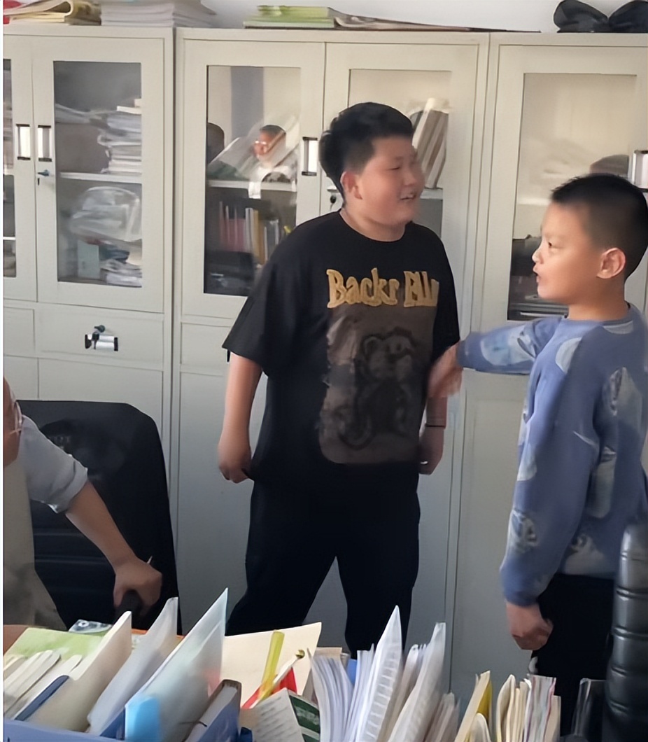 学校老师课间操意外走红,学校办公室老师视频