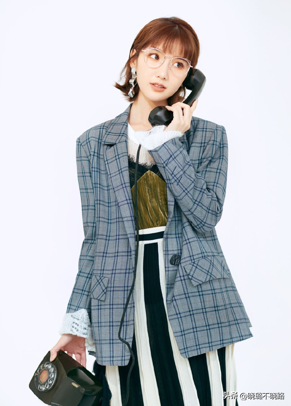 毛晓彤复古卷短发适合什么脸型,毛晓彤发型短发微卷