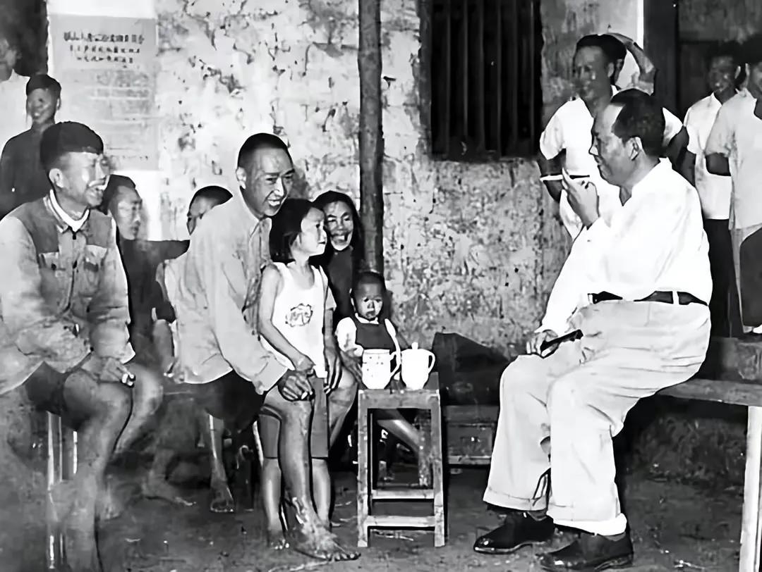 毛主席递烟给朋友，发现只剩一根烟，毛主席一个动作展现出高情商