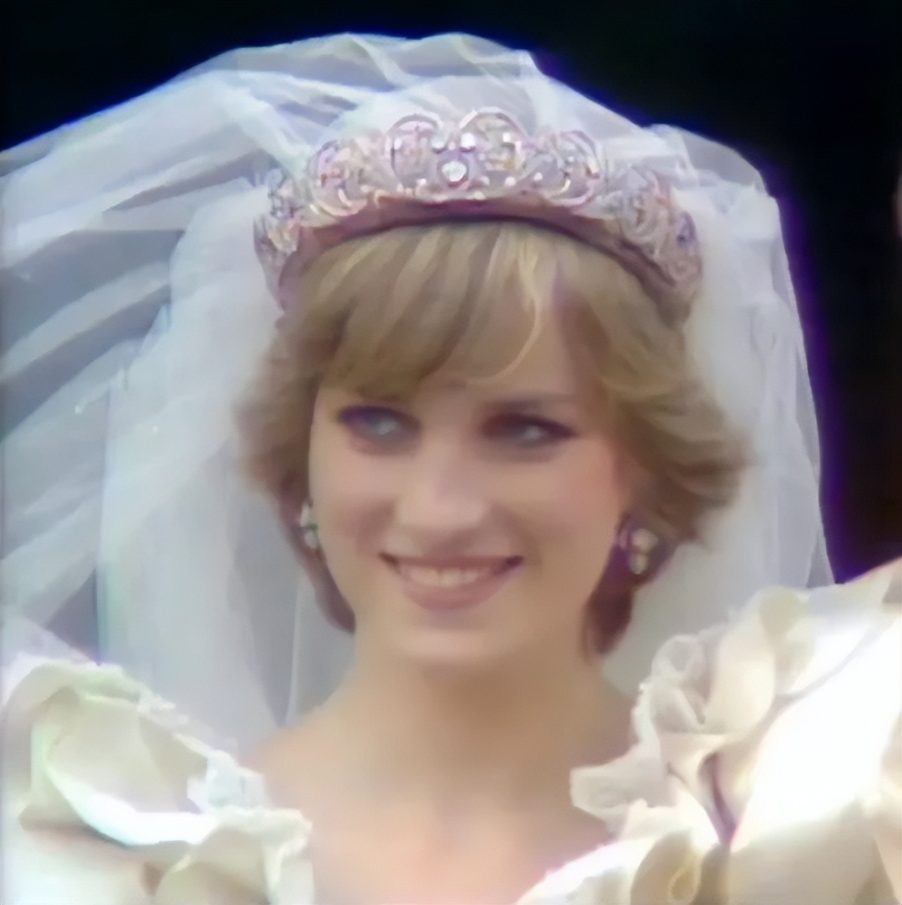 英国皇室最大的两顶王冠,英国最重的王冠