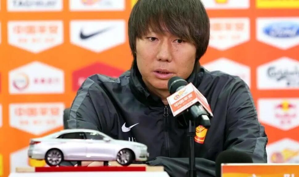 国足多乱?曝球员不守纪律被开除,李铁砸手机,陈戌源打牌打麻将