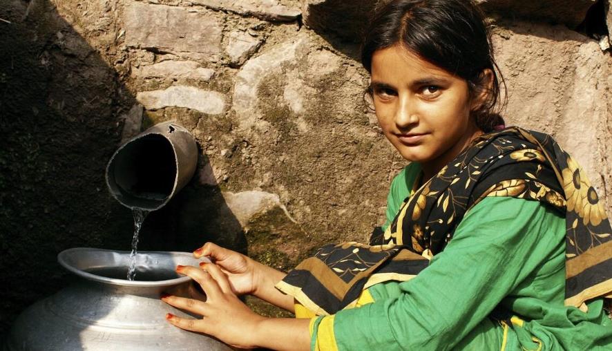 印度二婚姑娘沦为“水妻”：头顶罐子、喝洗脚水，怀孕了也不能生