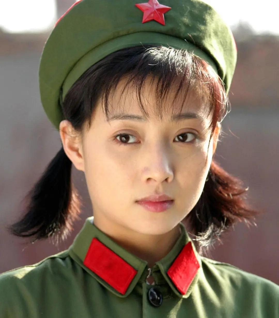 舍不得红唇眼线假睫毛，就别演女兵，这6位女星扮相才叫尊重观众