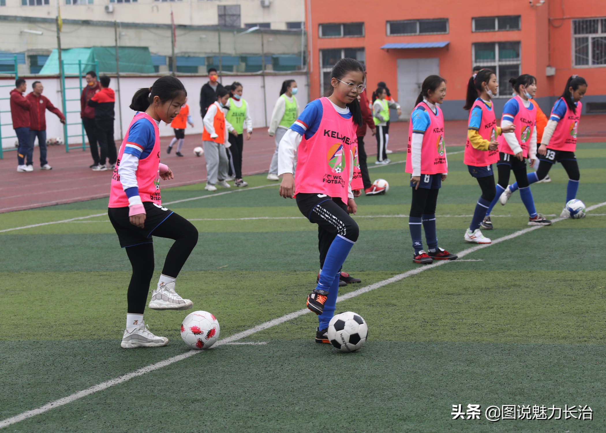 春雨助兴2022年亚足联女足日女孩足球节长治活动在东关小学举行