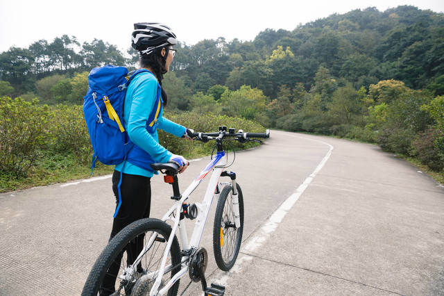 骑车路上左手中指抽筋咋回事,骑车腿抽筋是怎么造成的