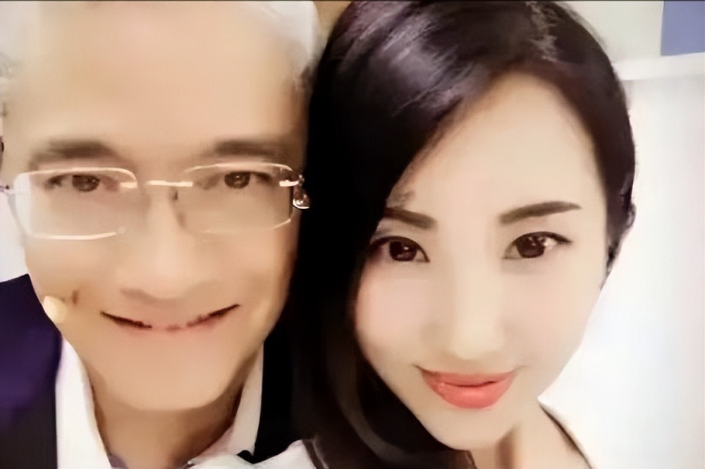 2011年，55岁的*咸平郎**爱上31岁空姐，2年后分手想让空姐赔他900万