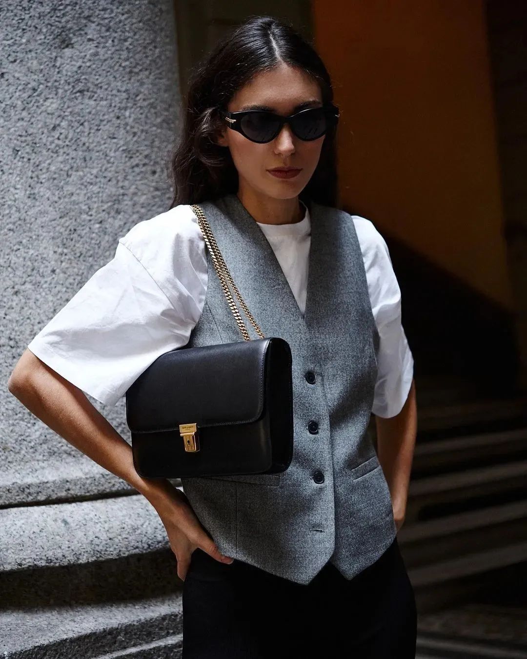 秋日马甲穿搭的n种,春天咖色格子针织马甲怎么搭配