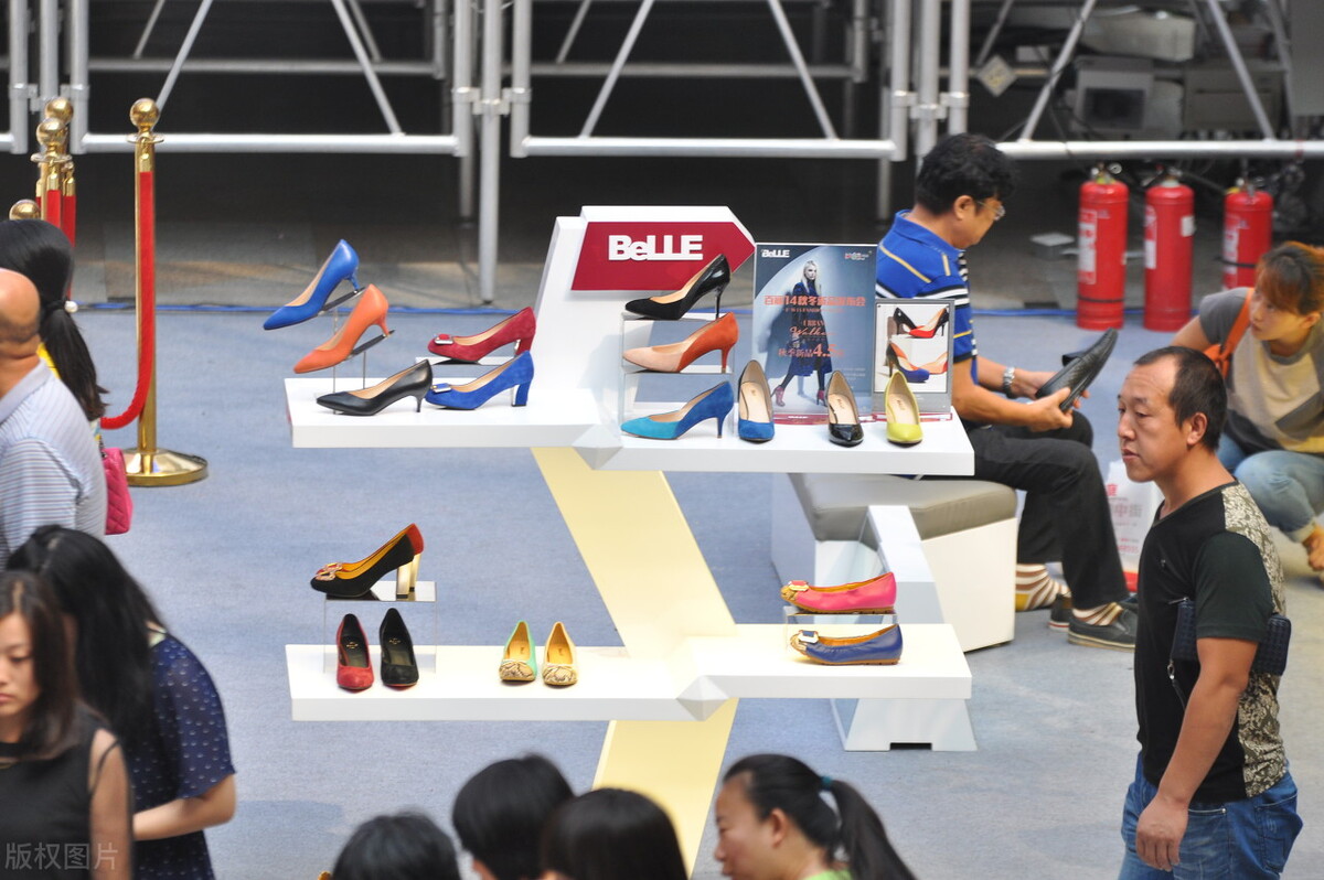 适合50岁女人鞋子品牌,50岁中年女人必买的鞋子就选这4双