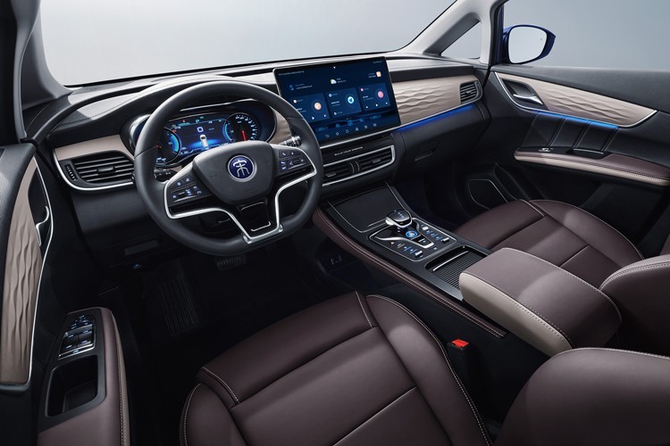 燃油车和混动车哪一款更值得买,8年的燃油车值得换为混动车吗