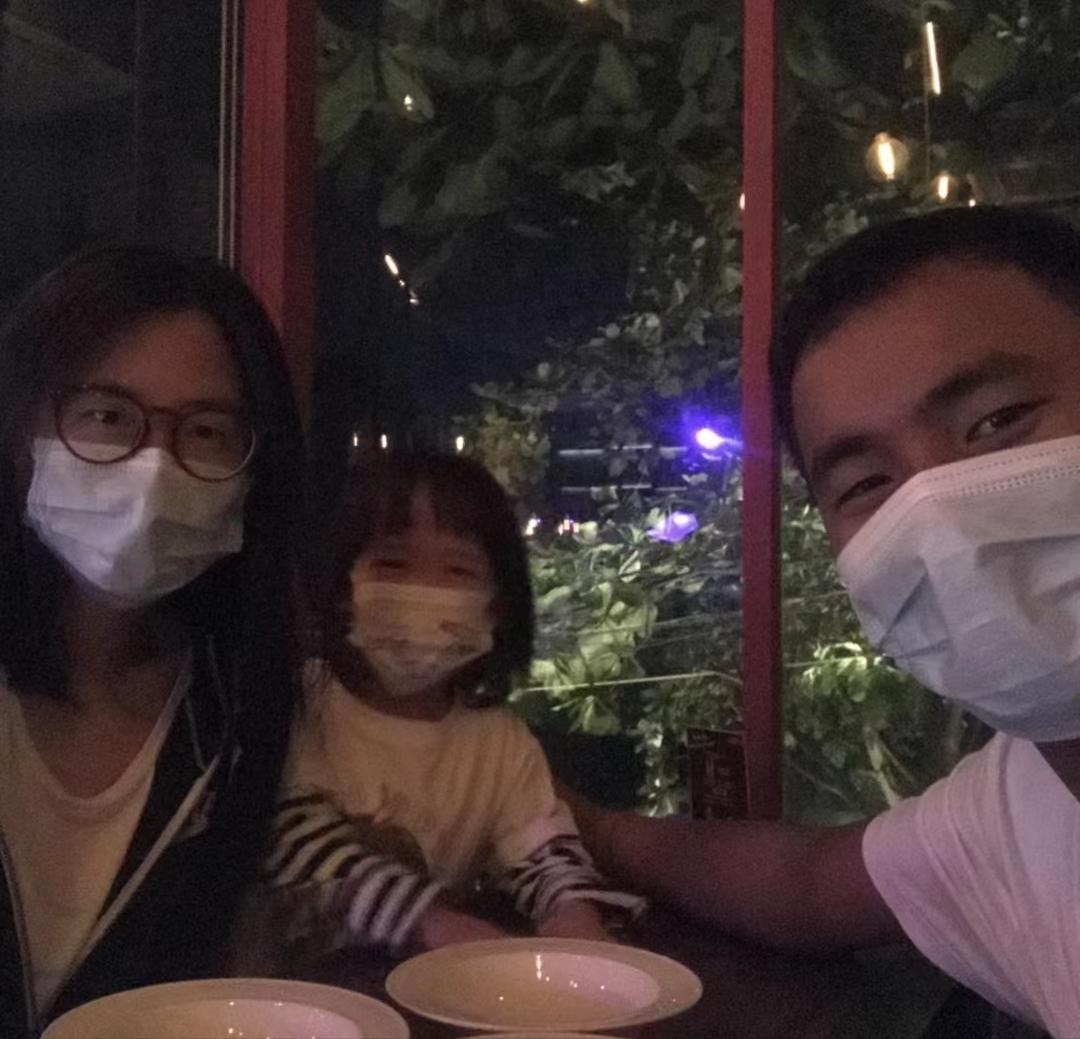 东*姑北**娘国外旅游，小7岁导游对她念念不忘，两人结婚5年后怎么样