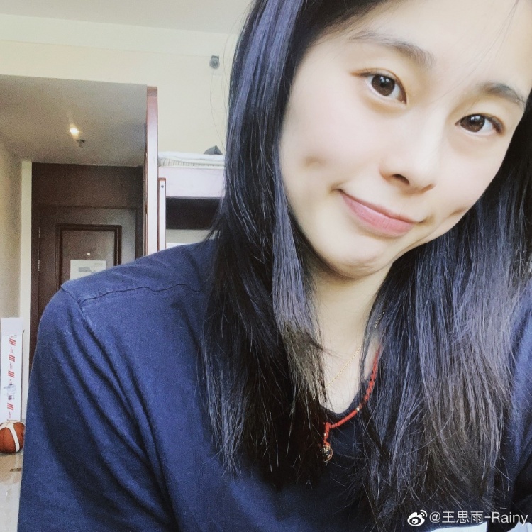 中国女篮王思雨照片好看一点的,徐杰和张茹王思雨身高啥关系
