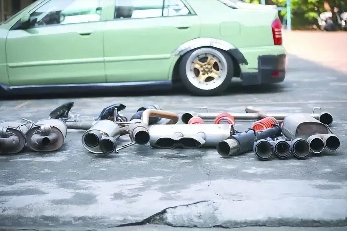 某男子购买二手车后过不了户，竟然是非法改装车！