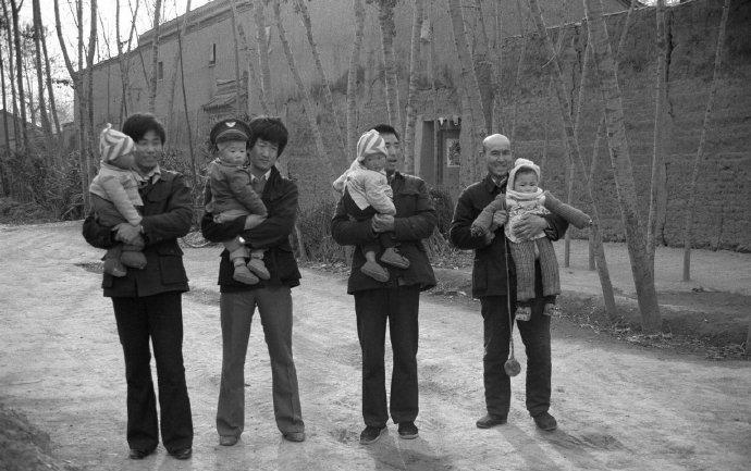 卑鄙龌龊老照片：*楼青**女子妖娆多姿，妇女露胸喂奶被孩子撕扯衣服