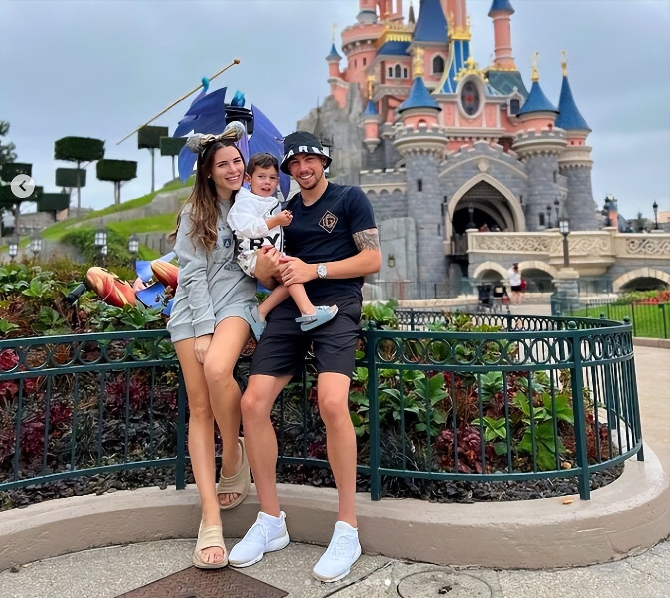 比C罗姐姐更狠的是巴尔韦德媳妇送别胖虎送出顶“绿帽”？